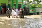 anggota-tni-dari-koramil-benjeng-membantu-pasangan-pengantin-berjalan-kaki.jpg
