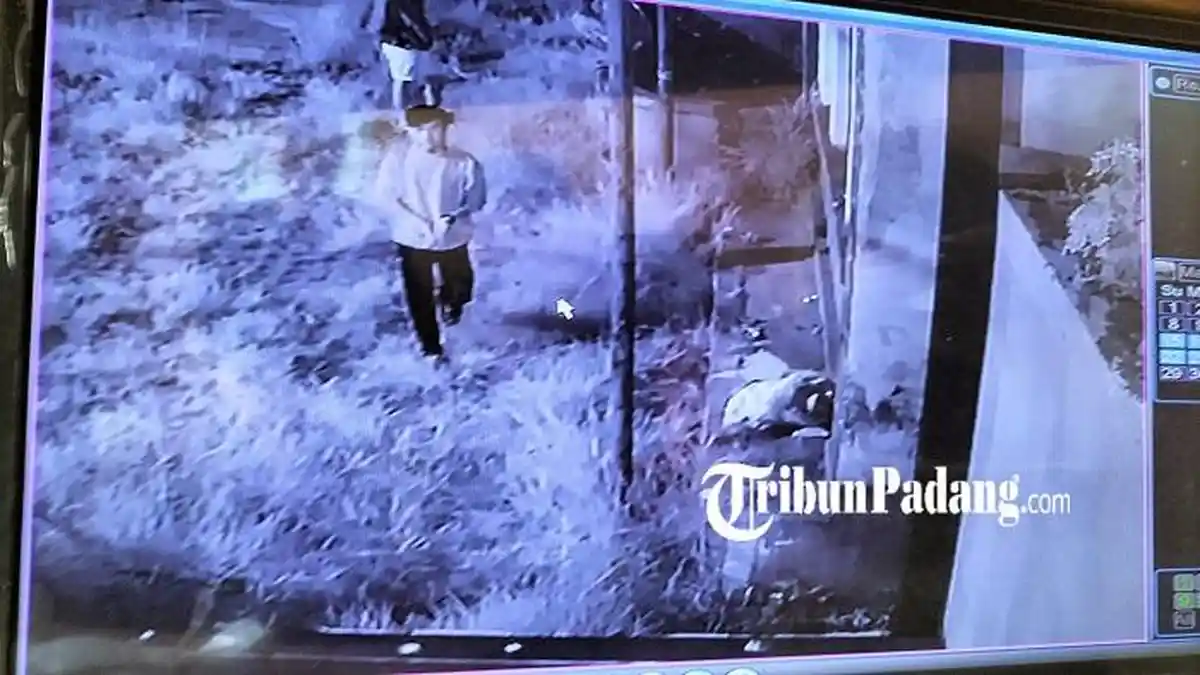 Terekam CCTV, Sekelompok Remaja Diduga Curi Pagar Rumah Tua di Bukittinggi