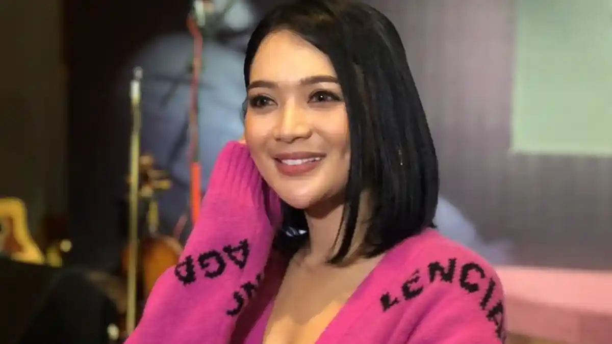 Dua Tahun Menjanda & Dikabarkan Dekat dengan Polisi, Begini Jawaban Malu-malu Wika Salim