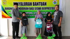 Keuchik-Gampong-Ateuk-Pahlawan-Azman-SPdI-serahkan-bantuan-perlengkapan-sekolah-2026.jpg