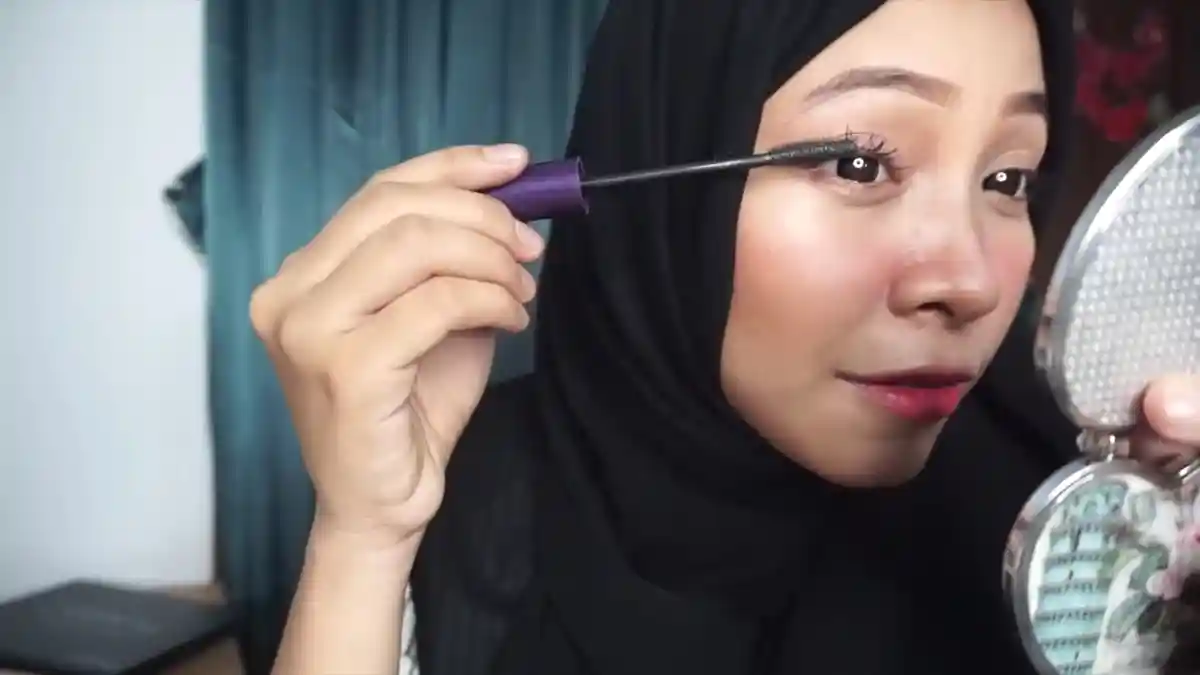 Hindari Kebiasaan "Pumping" Aplikator Maskara, Ini Alasannya!