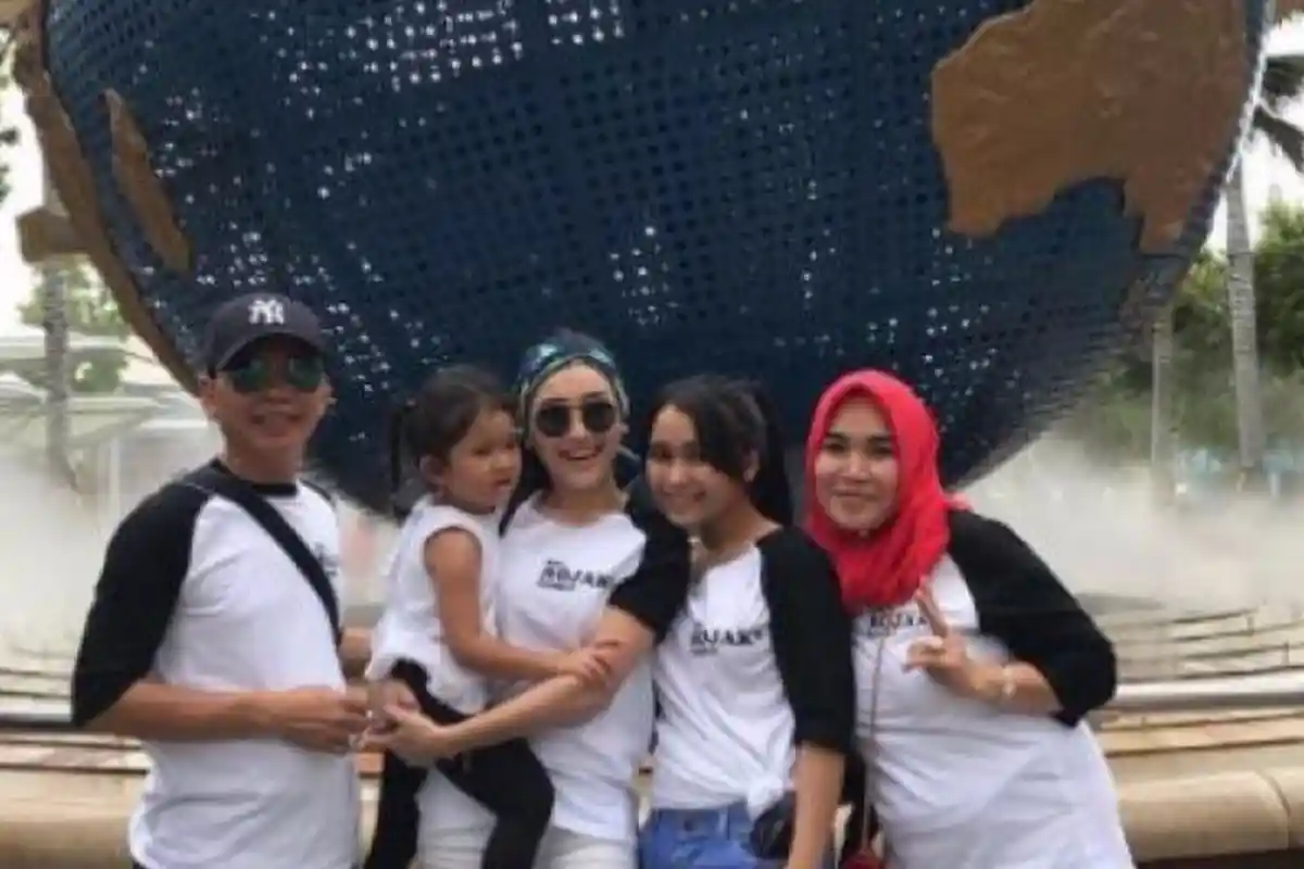 Keluarga Sibuk Selfie, Anak Ayu Ting Ting Malah Ditinggal Sendirian 'Nggak Takut Bilqis Diculik?'