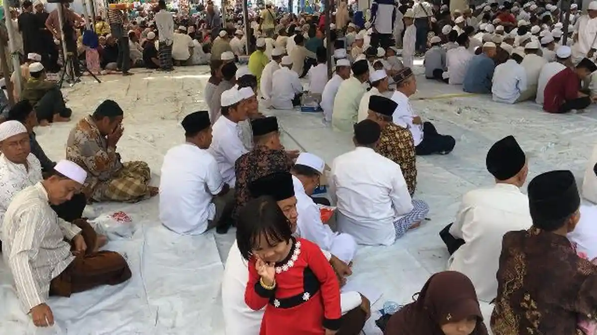 Ribuan Warga Menyambut, UAS Sarankan Anak Masuk Pesantren