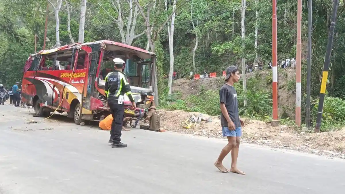 Proses Evakuasi Bus Terjun ke Jurang di KM 4 Kebun Kopi Parimo Berlangsung 1 Jam