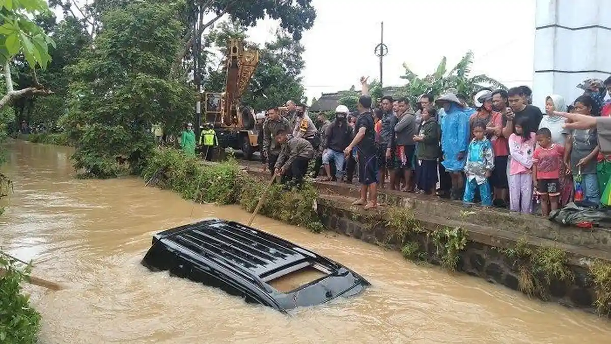 Mobil Pajero Terjun Masuk Sungai Wates Cilacap Pagi Tadi
