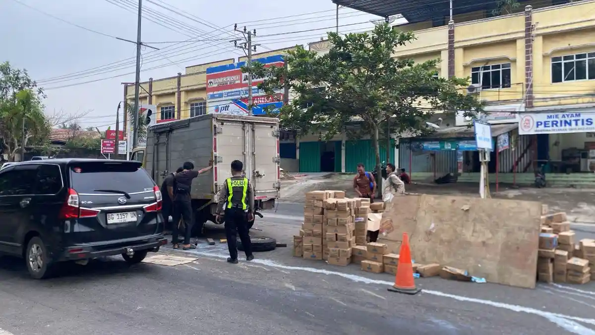 Pecah Ban, Mobil Box Berisi 800 Dus Susu UHT Terbalik di Prabumulih