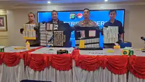 Konferensi-pers-Polres-Metro-Jakarta-Utara-mengamankan-14-orang-yang-terbukti-mengedarkan-obat-keras.jpg
