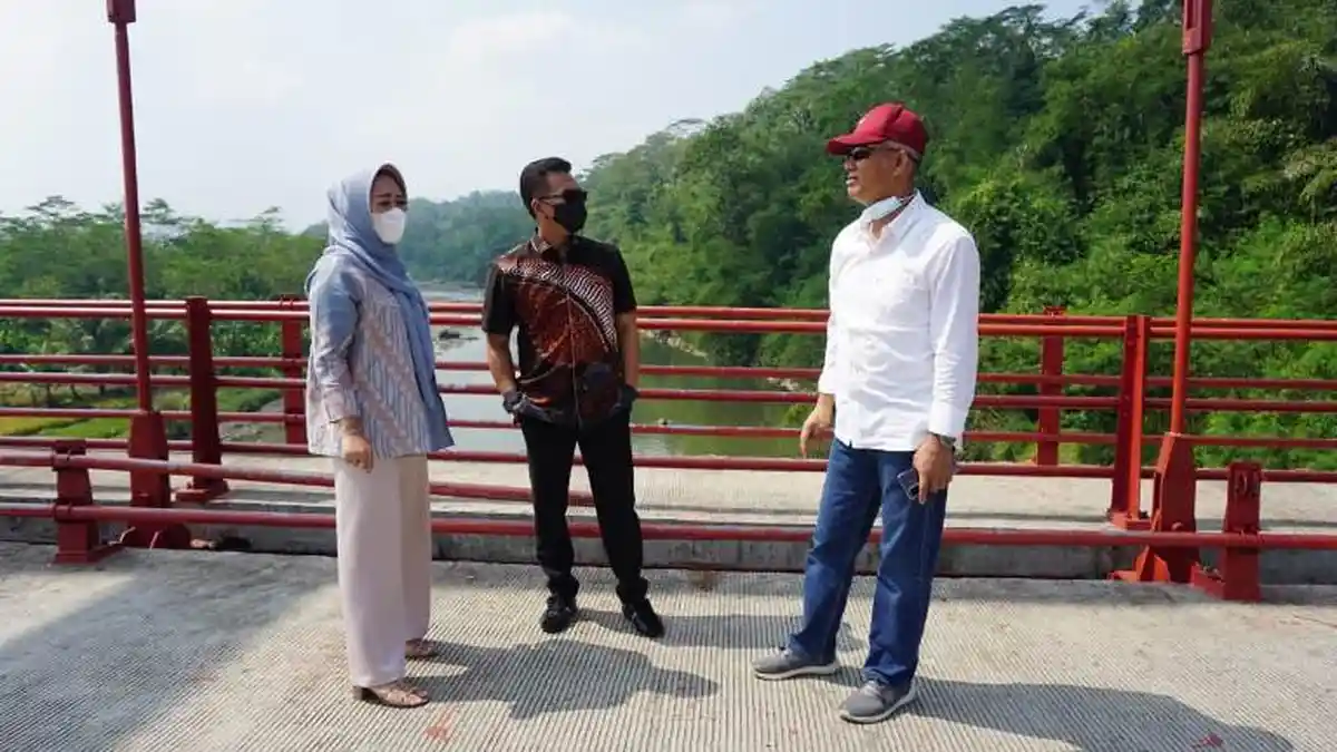 Viral Info di Media Sosial Banyak Baut Jembatan Merah Lepas, Bupati Purbalingga Langsung Cek TKP