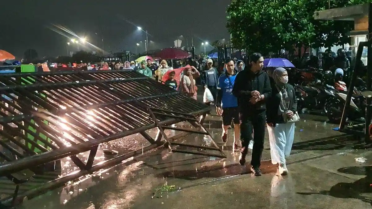 Suasana Terkini Usai Pertandingan Persib Bandung vs Persis Solo, Pagar Stadion GBLA Jebol 