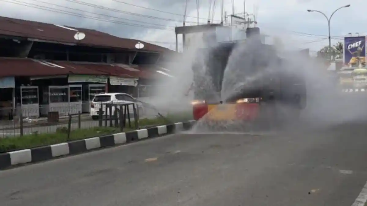 Brimob Polda Aceh Kembali Kerahkan Water Cannon Semprot Desinfektan di Nagan Raya