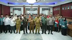Plt-Bupati-Sanggau-Yohanes-Ontot-saat-foto-bersama-usai-menyerahkan-penghargaan.jpg