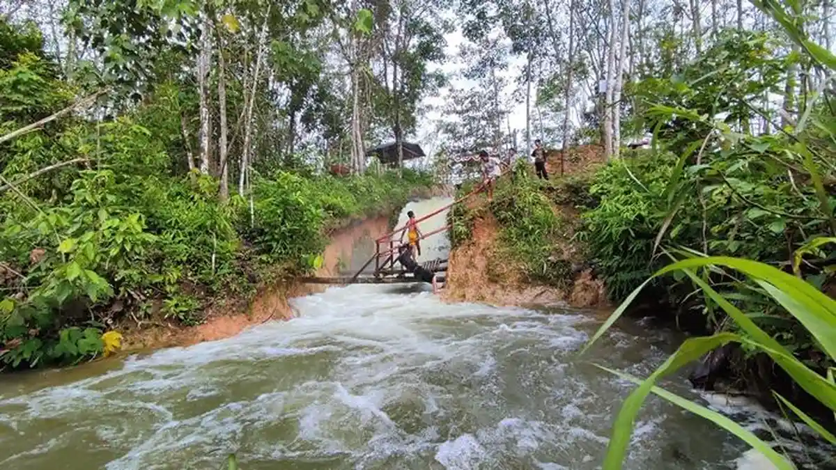 Wisata Kalsel : Asyik Bermain Air di Danau Hatiwin, Ada Pancuran Bak Air Terjun
