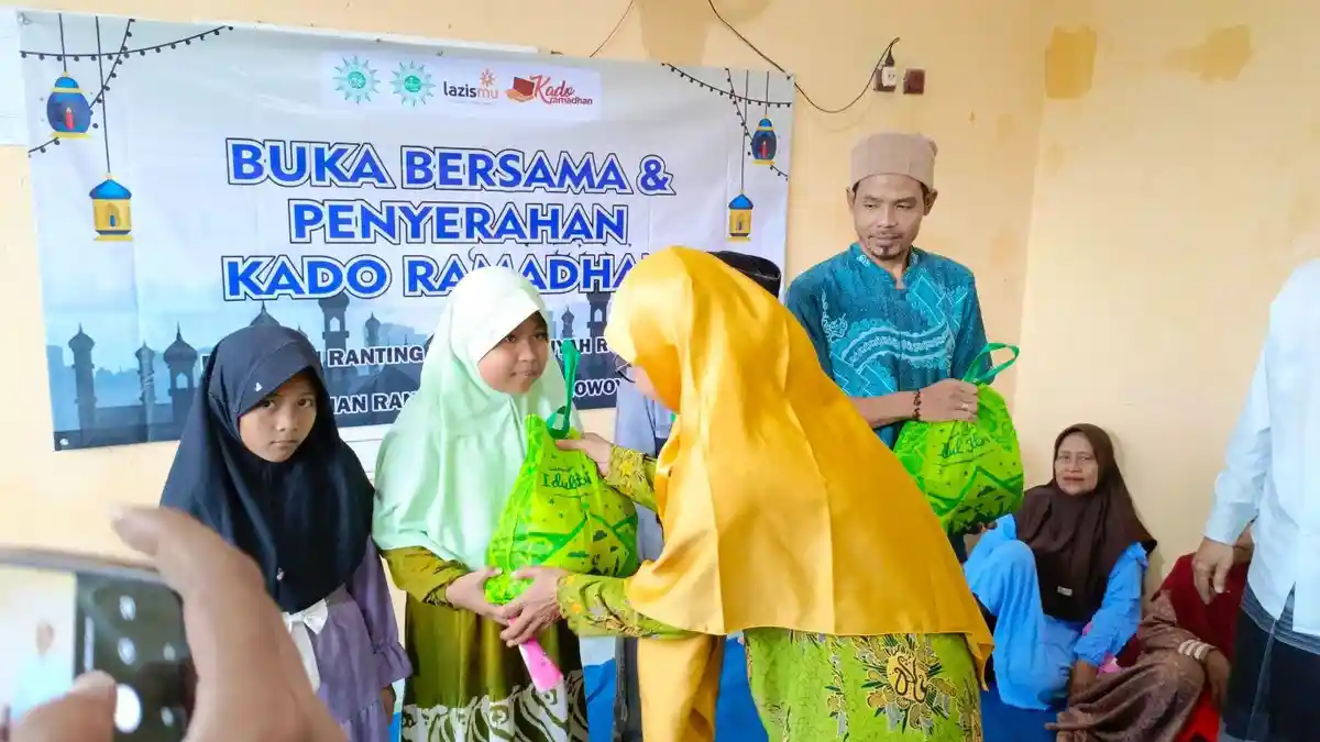 Ranting Muhammadiyah dan Aisyah Rowoyoso Pekalongan Berbagi Kebahagiaan pada Anak Yatim dan Dhuafa