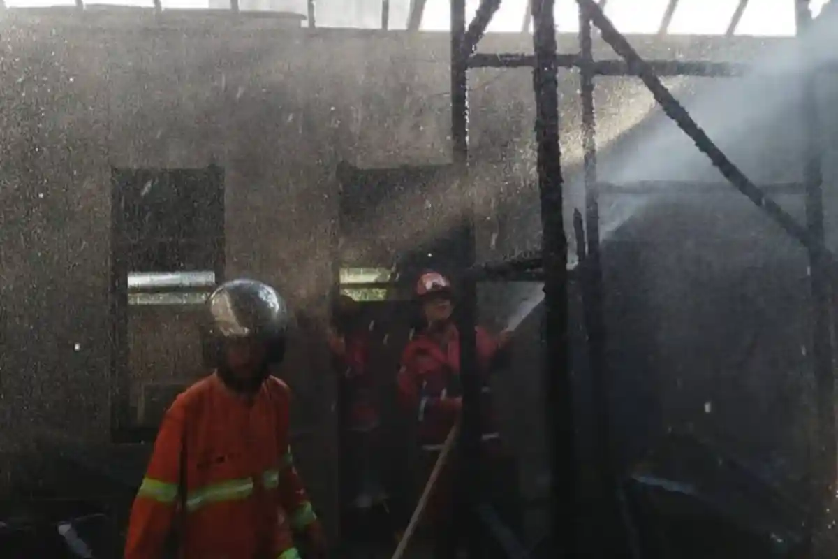 Kebakaran di Kapuas, Api Amuk 2 Rumah Dinas Guru SDN 2 Selat Hilir Kapuas