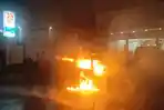 KEBAKARAN-MOBIL-Kebakaran-mobil-di-depan-Apotek-Kimi.jpg