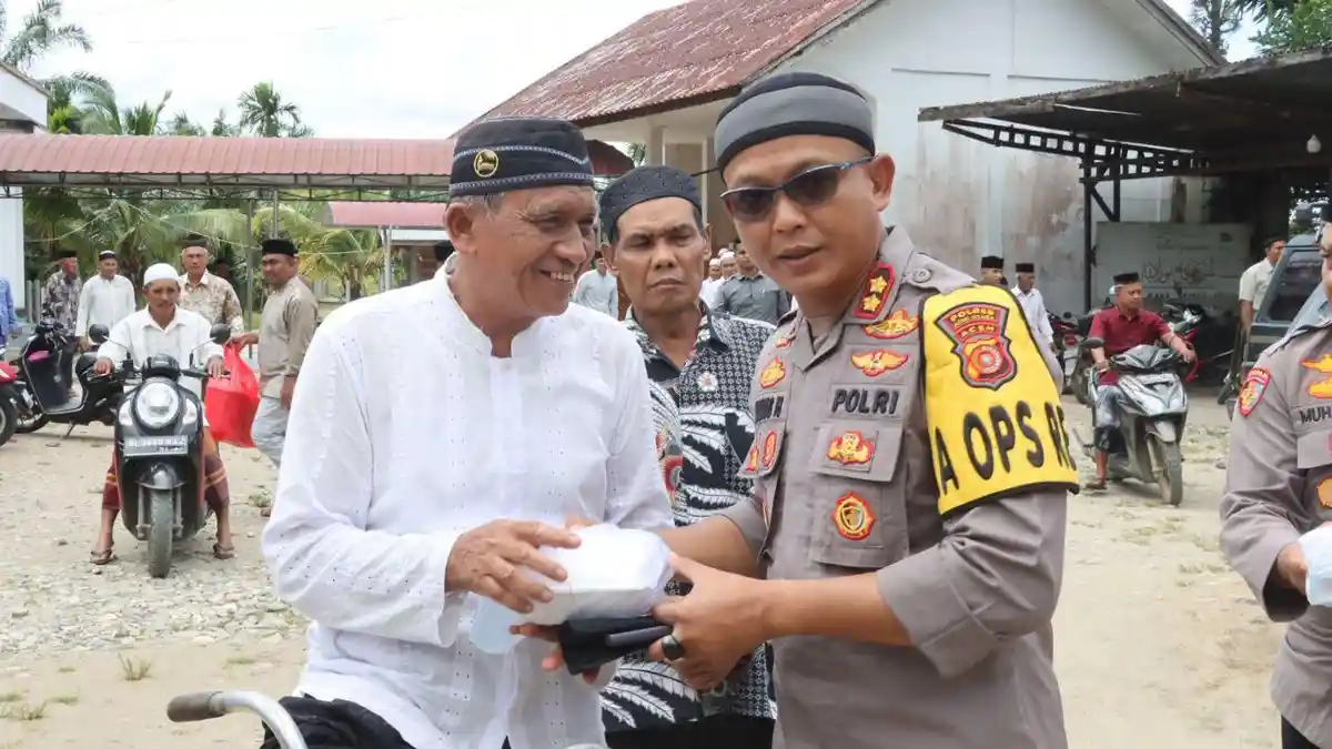 Polres Aceh Utara Kembali Bagi 100 Nasi Kotak kepada Jamaah pada Acara Jumat Berbagi Kasih