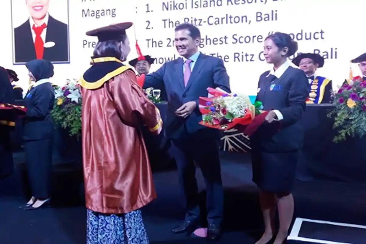 Wisuda Pertama di Batam Tourism Polytechnic, Dua Orang Langsung Dapat Beasiswa S2 Stipram Yogyakarta