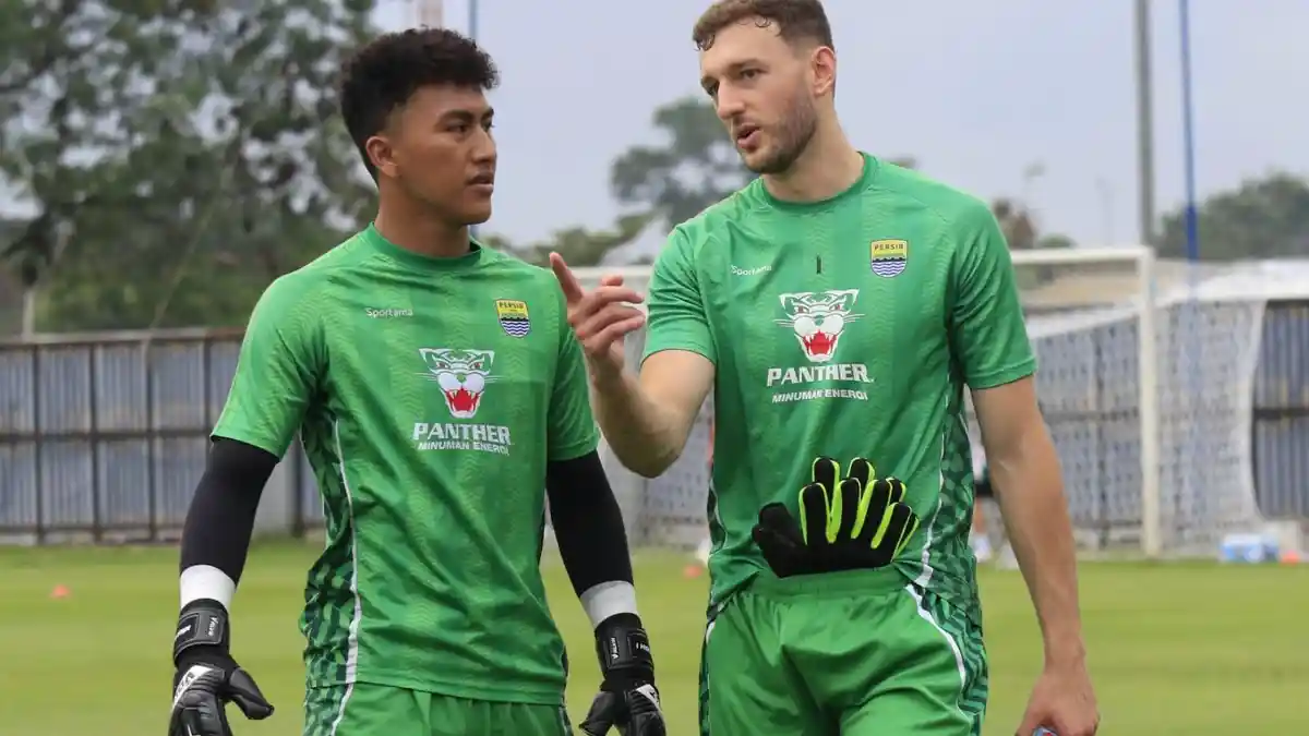 Kiper Persib Bandung Bangun Komunikasi dengan 2 Center Bek, Adam Przybek: Bahasanya Beda