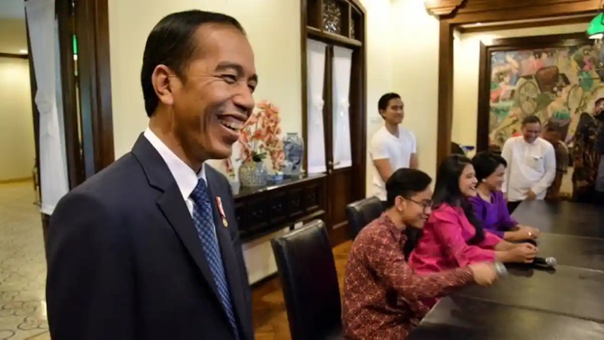 Kocak! Saat Gibran Jadi Jubir Soal Pernikahan Kahyang, Jokowi Justru Berada di Barisan Wartawan