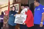 Bupati-Pekalongan-Fadia-Arafiq-saat-menyerahkan-bantuan-keuangan-untuk-partai-politik.jpg
