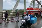 Solar Tumpah di Jembatan Kutai Kartanegara, Diduga dari Truk Tangki Bocor