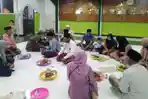 megengan-makan-nasi-ingkung-ayam-bersama-di-Komplek-makam-Sunan-Muria.jpg