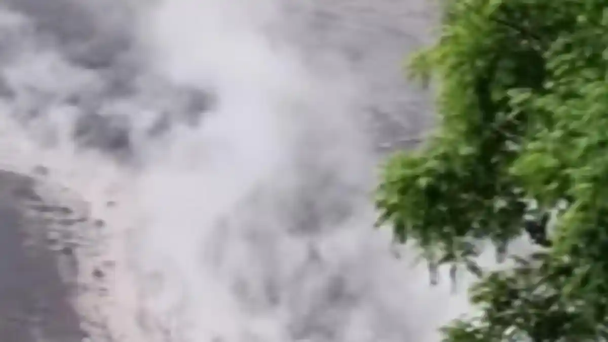 Kondisi Terkini Semeru: Lahar Dingin Menerjang Besuk Kobokan, Asap Putih Membumbung di Langit