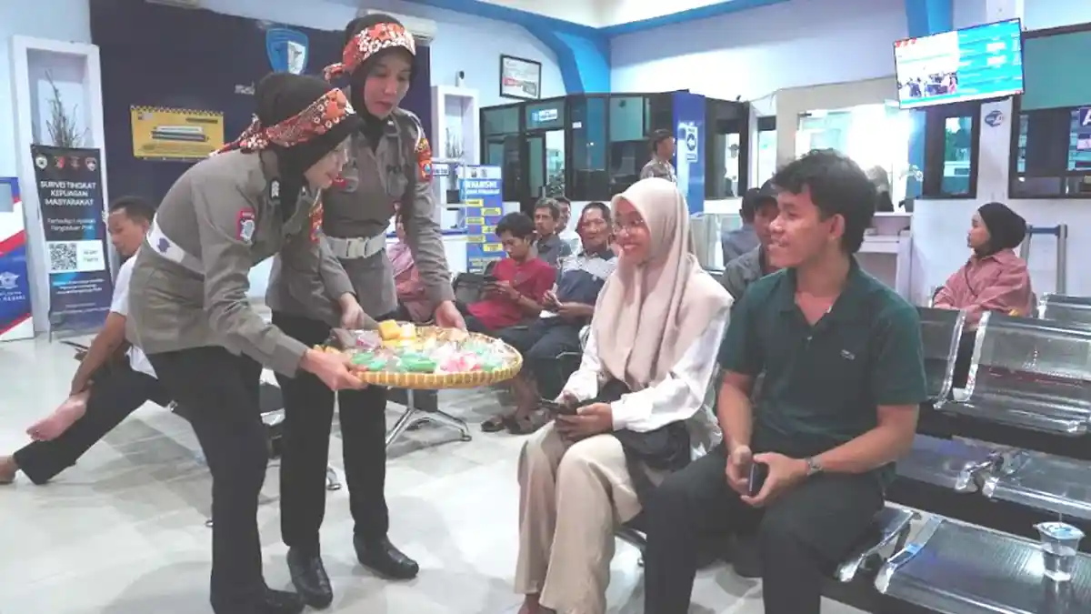 Polwan Polres Kediri Bagikan Kue Tradisional hingga Cokelat di Momentum Hari Kartini