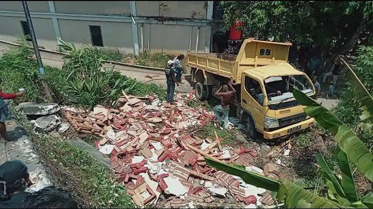 Kecelakaan di Anambas, Truk Bermuatan Keramik Jatuh ke Jurang, Saksi: Mesin Mati