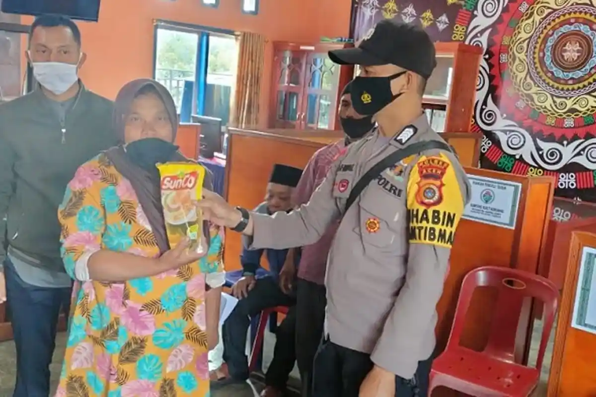 Gelar Vaksinasi, Polda Aceh Hadiahi Masyarakat Minyak Goreng Usai Divaksin