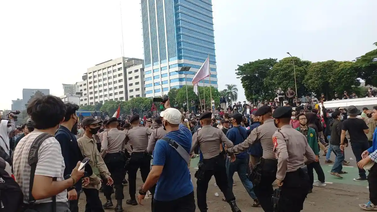 Berakhir Ricuh, Demo BEM Seluruh Indonesia di depan Gedung DPR RI Hasilkan 13.000 Meter Kubik Sampah