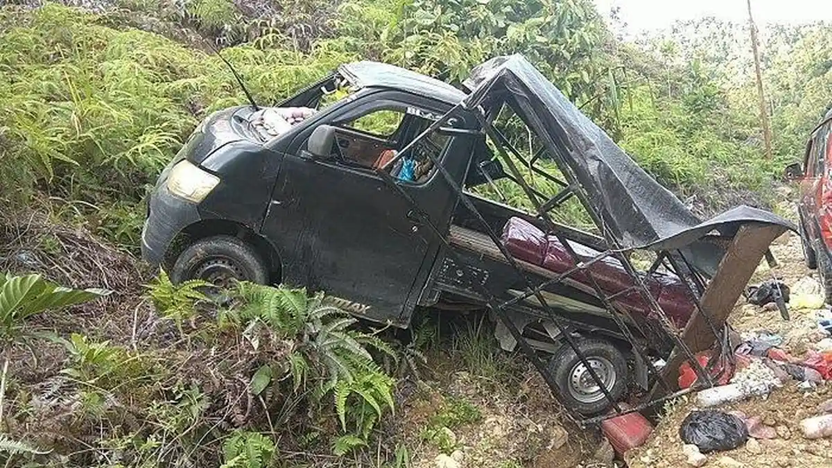 Rem Blong, Pikap Tabrak Mobil Parkir dan Tebing Gunung, Satu Nyawa Melayang