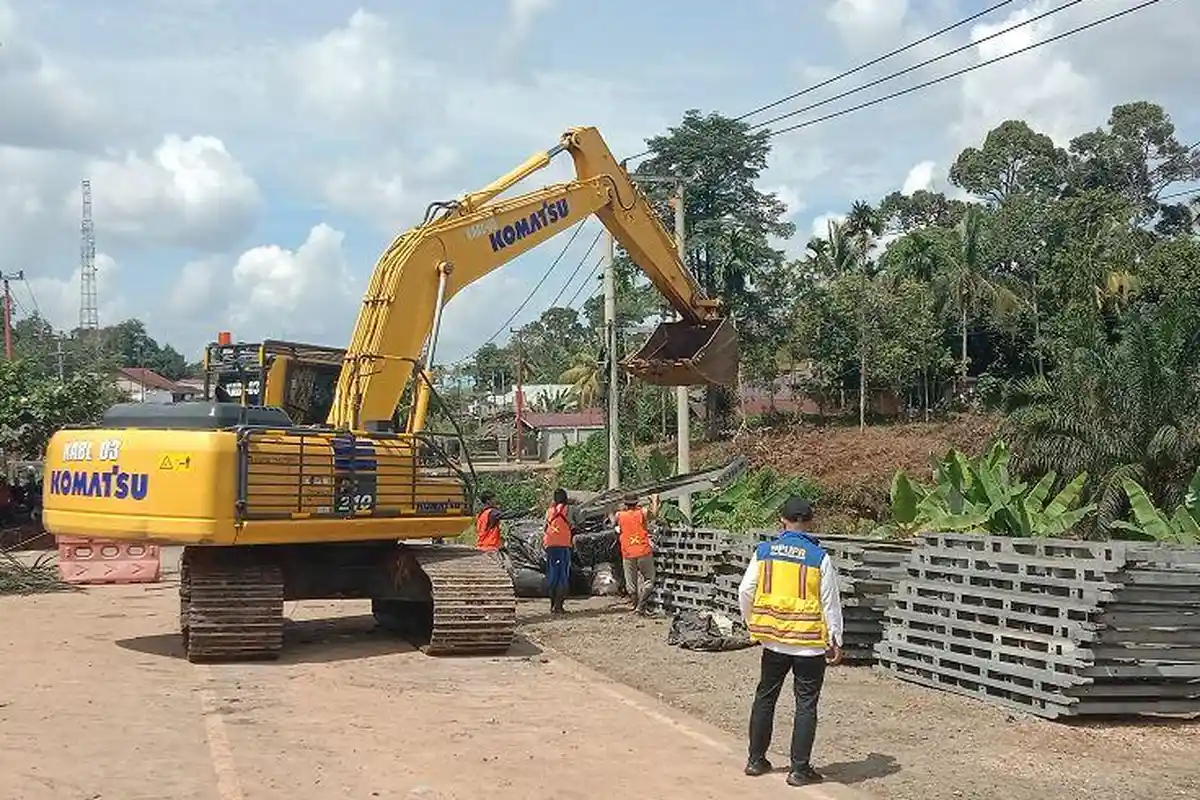 Putusnya Akses Jalan Jambi-Sumbar Picu Kemacetan Panjang di Bungo