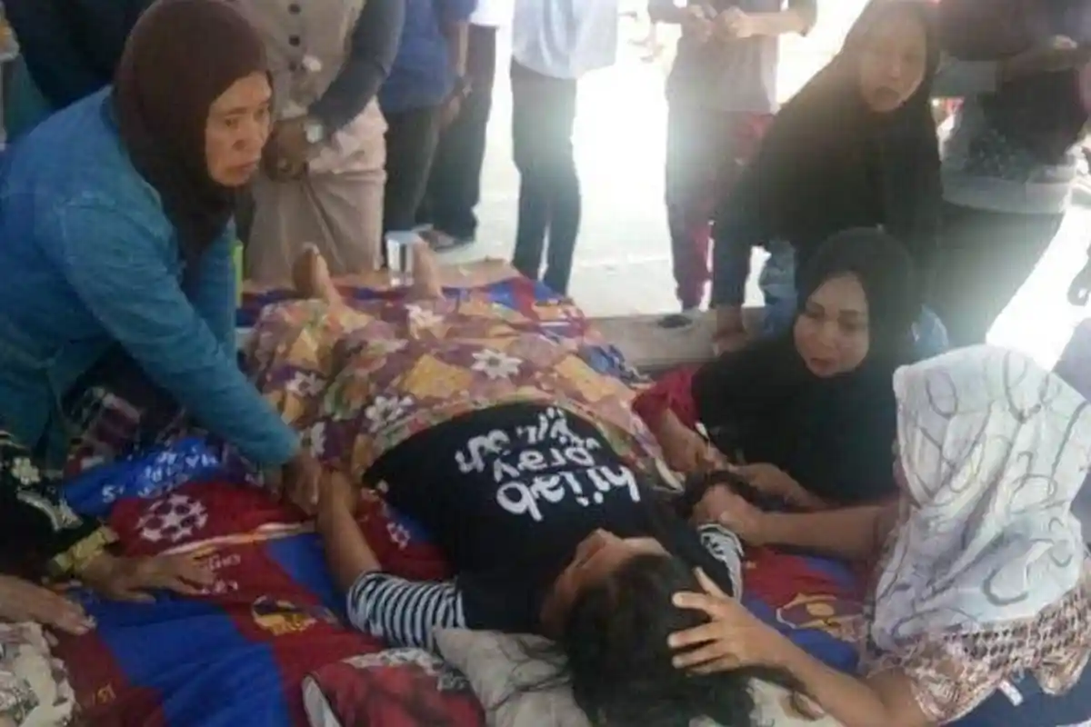 Berharap Hidup Lagi Setelah Digigit Ular Kobra, Jasad Wanita Ini Dibaringkan di Teras Rumah