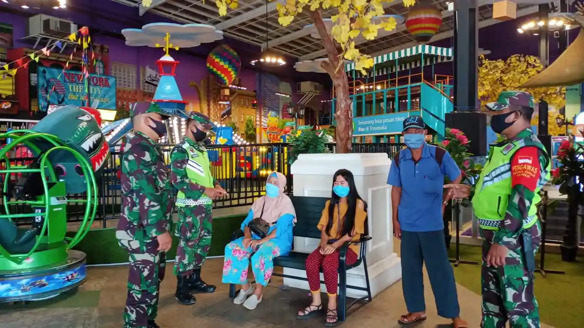 Babinsa Koramil 418-07/Sukarami, Sertu Sudomo dan Serka Afifudin Cek Pengunjung Mal