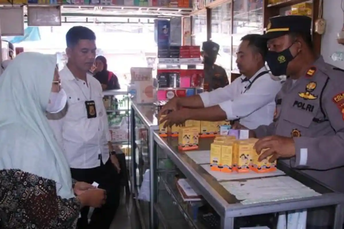 Sidak Apotek, Polisi Masih Temukan Obat Sirup Dilarang Beredar di Pringsewu
