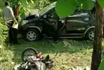 kecelakaan-mobil-daihatsu-xenia-dan-motor-di-jalan-raya-kawasan-hutan-cendoro-mojokerto.jpg