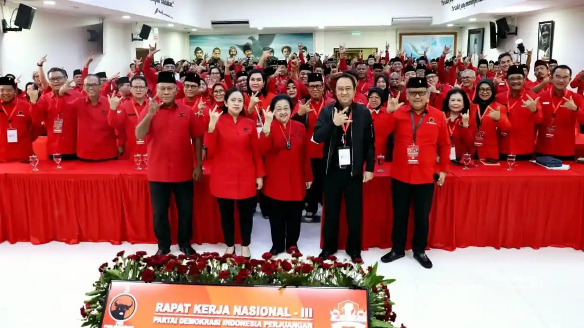 Rakernas III PDIP Resmi Ditutup, Megawati bersama Kader Kompak Salam Metal