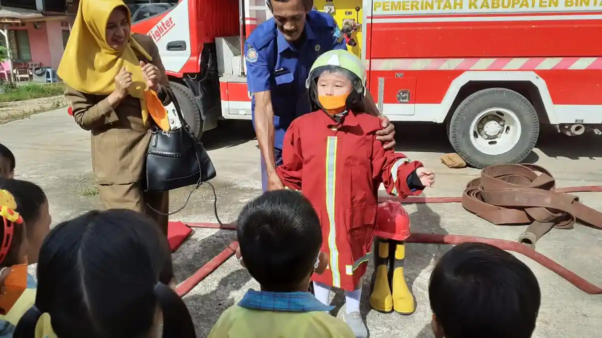 Kenakan Seragam Pemadam Kebakaran Lengkap, Anak TK Permata Bintan Kunjungi UPT Damkar Toapaya