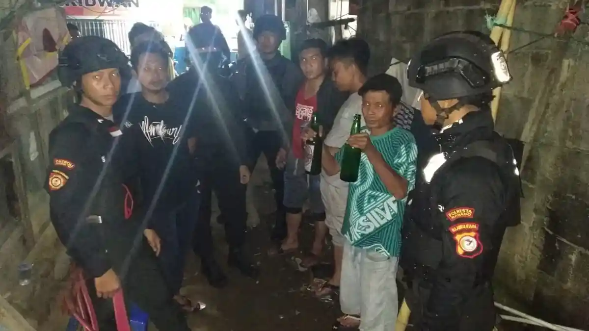 Tim Patroli Rayon A Bubarkan Anak Muda Miras di Kampung Ternate