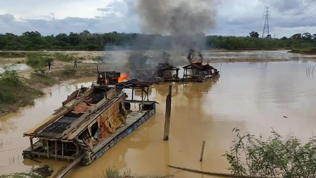 Belasan Dompeng Dibakar Saat Polres Sarolangun Razia PETI