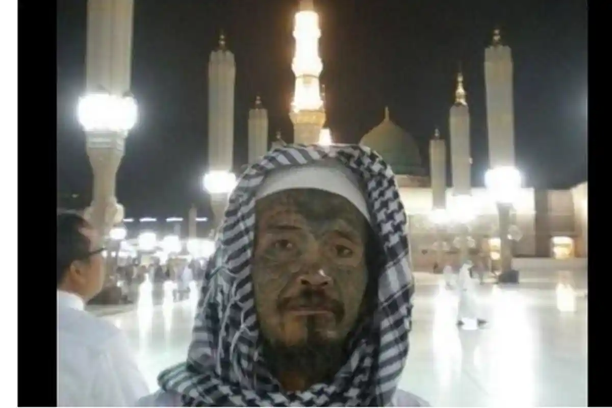 Sempat Ditolak 9 Travel Umrah, Seniman yang Badannya Bertato Ini Sampai di Tanah Suci