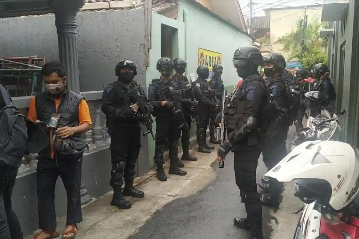 Sambangi Petamburan, Personel TNI-Polri Copot Spanduk di Sekitar Markas FPI