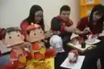 Mahasiswa Asing Hias Celengan Babi Sambut Imlek