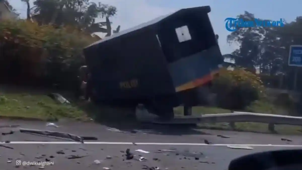 Video Kecelakaan Truk Dinas Polisi dengan Truk Pengangkut Ayam di Tol Jagorawi, Simak Kondisinya