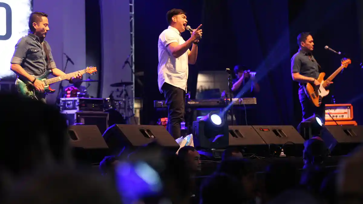 Chord Gitar dan Lirik Lagu Manusia Bodoh - Ada Band, Layaknya Karang yang Dihempas Sang Ombak