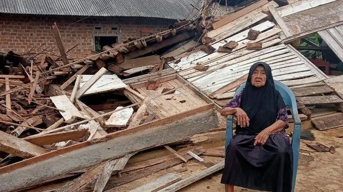 Rumah Seorang Lansia di Pringsewu Ambruk Diterjang Angin Kencang