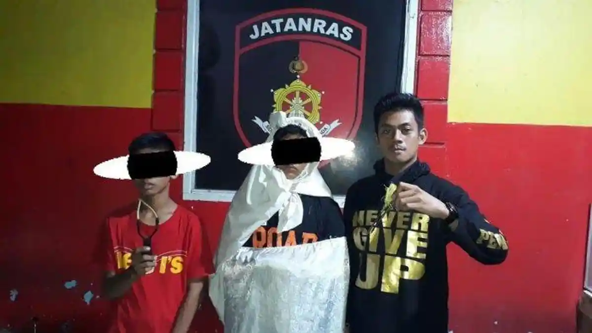 Kerap Takuti Pengendara Dengan Aksi Prank Pocong, Dua Remaja Ini Ditangkap Polrestabes Makassar