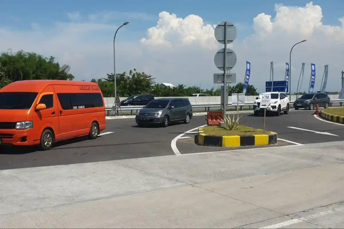 Update Pantauan Arus Balik H+3 Kendaraan Pemudik Membludak di Rest Area 725/A Tol Mojokerto-Surabaya
