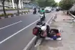 Pesepeda Tertidur Pulas di Trotoar Jalan